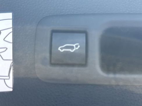 Used 2021 Toyota Highlander Limited FWD image 11