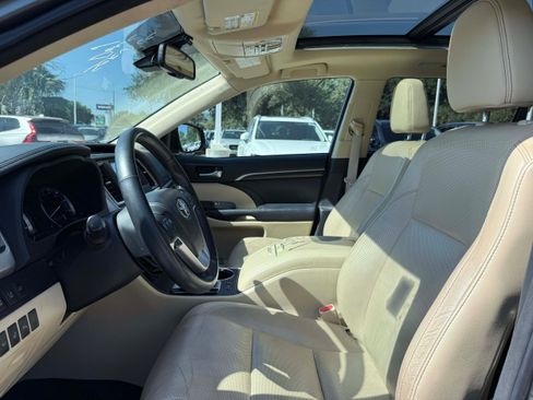 Used 2014 Toyota Highlander Limited Platinum AWD/4WD image 11