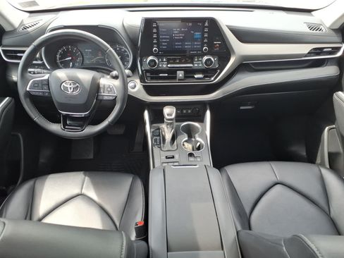 Used 2021 Toyota Highlander XLE AWD/4WD image 7