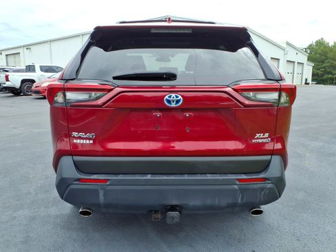 Used 2021 Toyota RAV4 XLE Premium AWD/4WD image 4