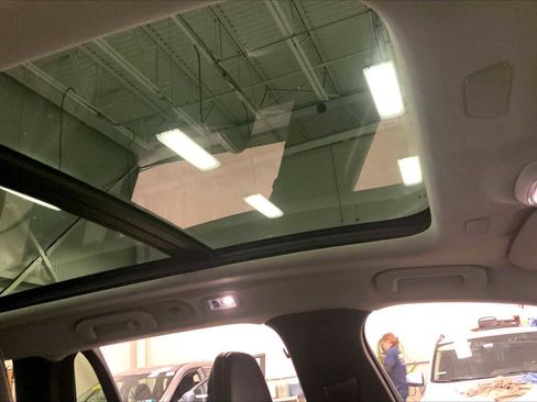 Used 2021 Volvo V60 T5 Cross Country image 13