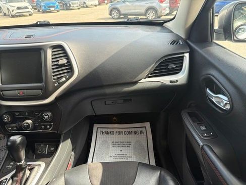 Used 2016 Jeep Cherokee Trailhawk AWD/4WD image 21