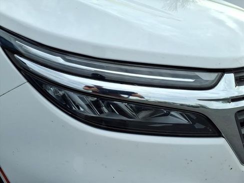 Used 2023 Chevrolet Equinox LT image 3