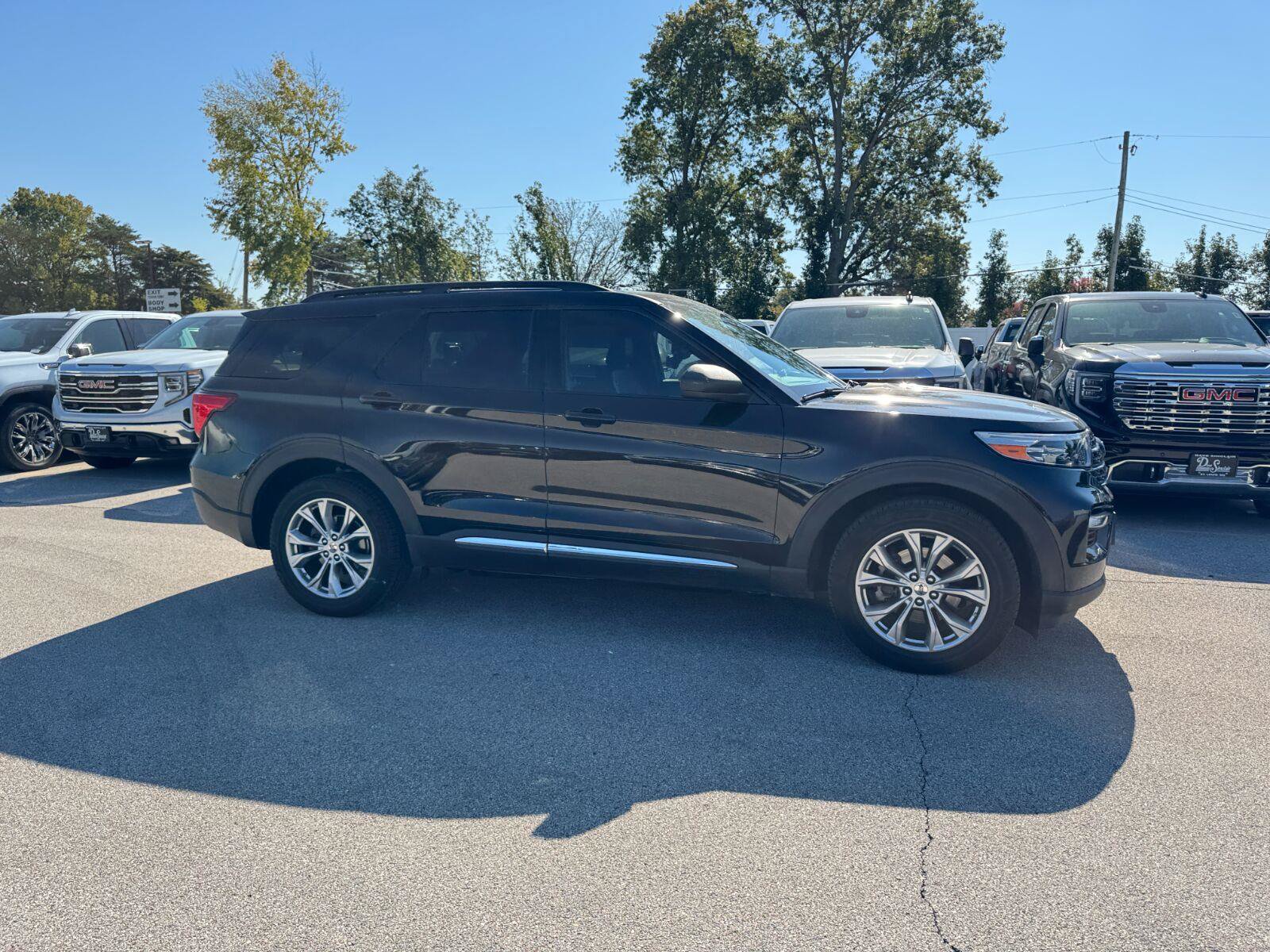 Used 2020 Ford Explorer XLT w/ Equipment Group 202A AWD/4WD image 7
