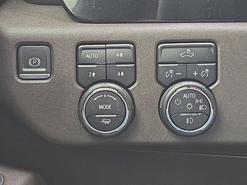 Used 2024 Chevrolet Silverado 1500 LT Trail Boss w/ Convenience Package II AWD/4WD image 24