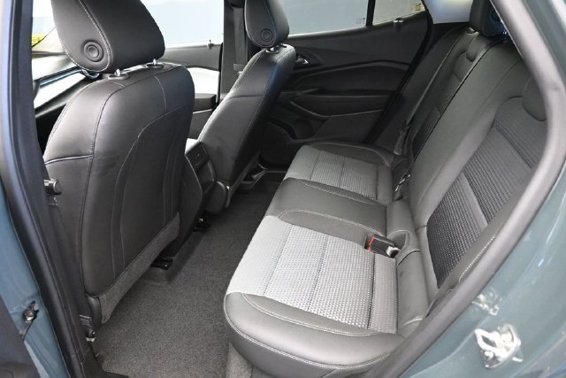 Used 2025 Chevrolet Trax LT FWD image 16