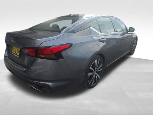 Used 2020 Nissan Altima 2.5 SR w/ Premium Package image 2