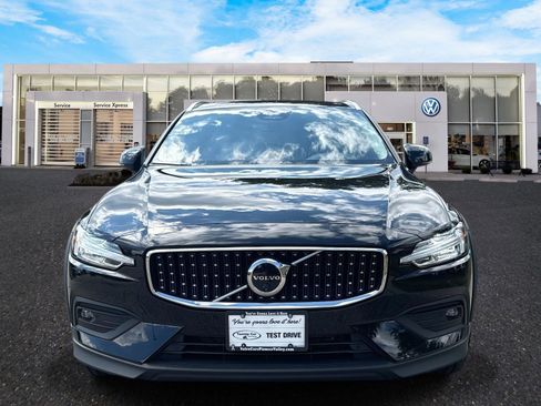 Used 2025 Volvo V60 B5 Cross Country Ultra w/ Climate Package image 2