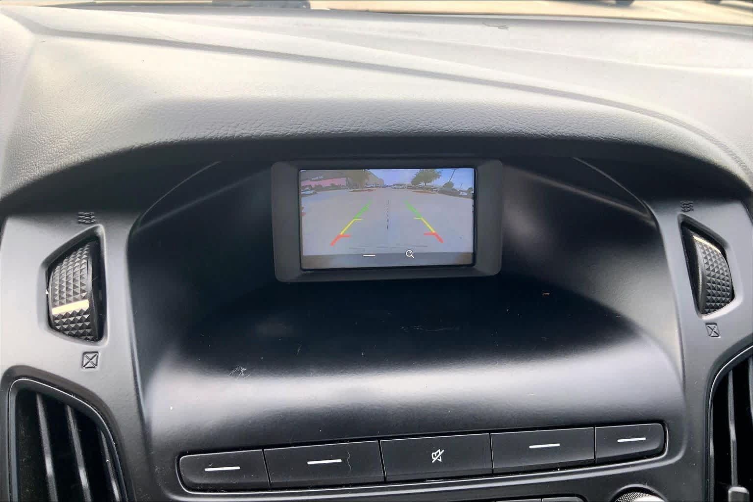 Used 2018 Ford Focus SE w/ SE Appearance Package FWD image 29