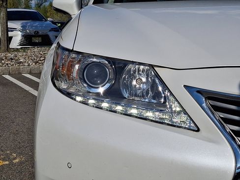 Used 2015 Lexus ES 300h w/ Navigation System Package FWD image 9