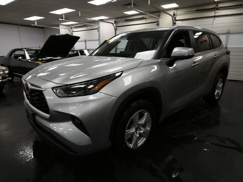 Certified 2025 Toyota Highlander LE image 3