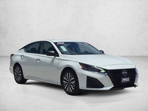 Used 2025 Nissan Altima 2.5 SV FWD image 3