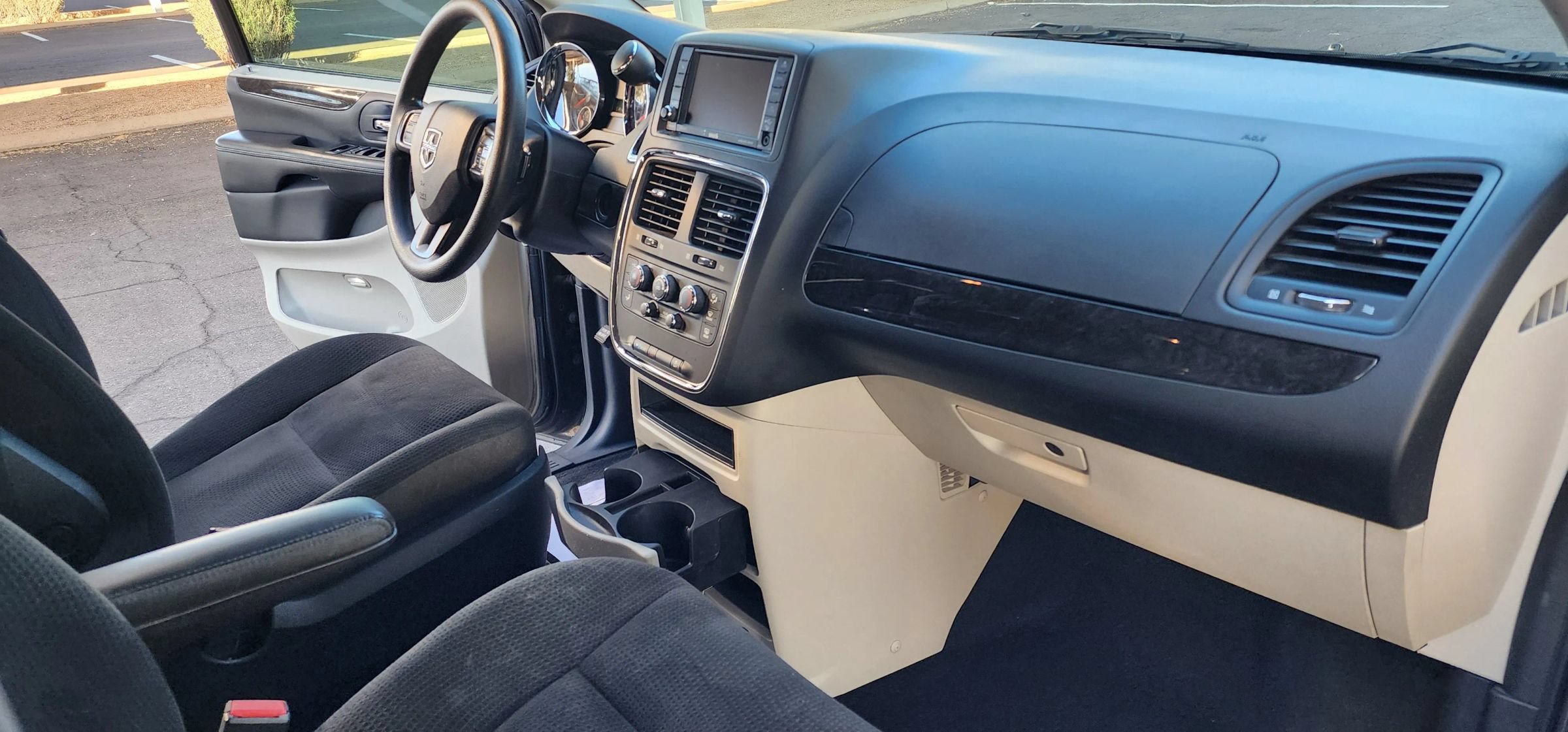 Used 2018 Dodge Grand Caravan SE w/ UConnect Hands-Free Group FWD image 12