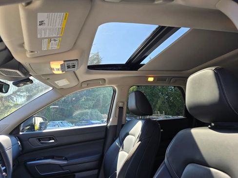 Used 2024 Nissan Pathfinder SL w/ SL Premium Package AWD/4WD image 13