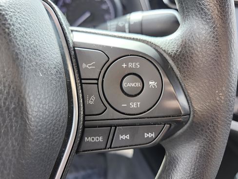 Used 2020 Toyota Camry LE image 19