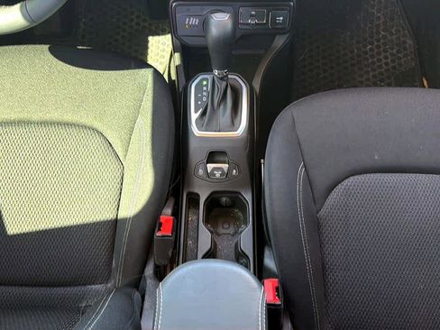 Used 2021 Jeep Renegade Latitude w/ Convenience Group AWD/4WD image 23