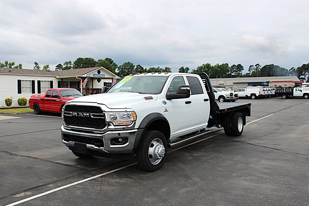 Used 2024 RAM 5500 Tradesman w/ Chrome Appearance Group AWD/4WD image 2