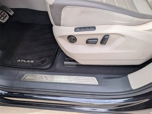 Used 2022 Volkswagen Atlas SEL Premium image 16