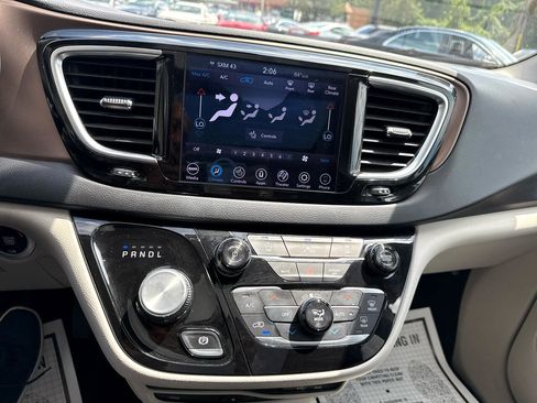 Used 2018 Chrysler Pacifica Touring-L Plus w/ Tire & Wheel Group image 19