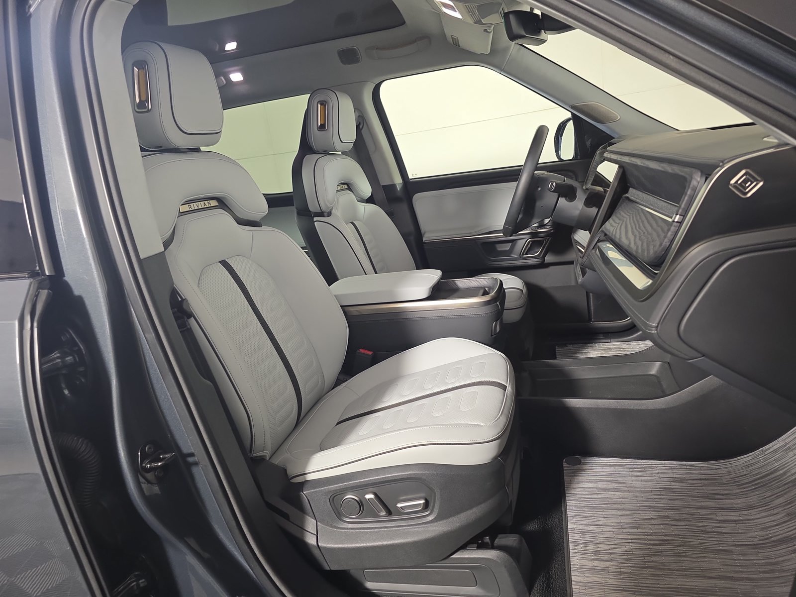 Used 2024 Rivian R1T Adventure Dual AWD/4WD image 23