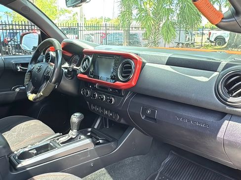 Used 2017 Toyota Tacoma TRD Off-Road w/ Premium & Technology Package AWD/4WD image 9