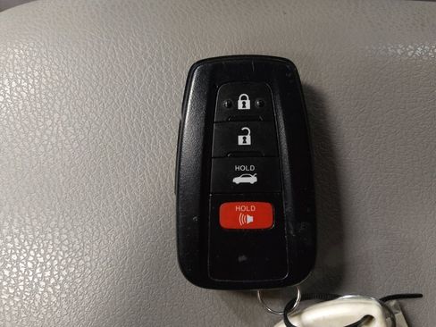 Used 2020 Toyota Camry LE w/ Convenience Package image 32