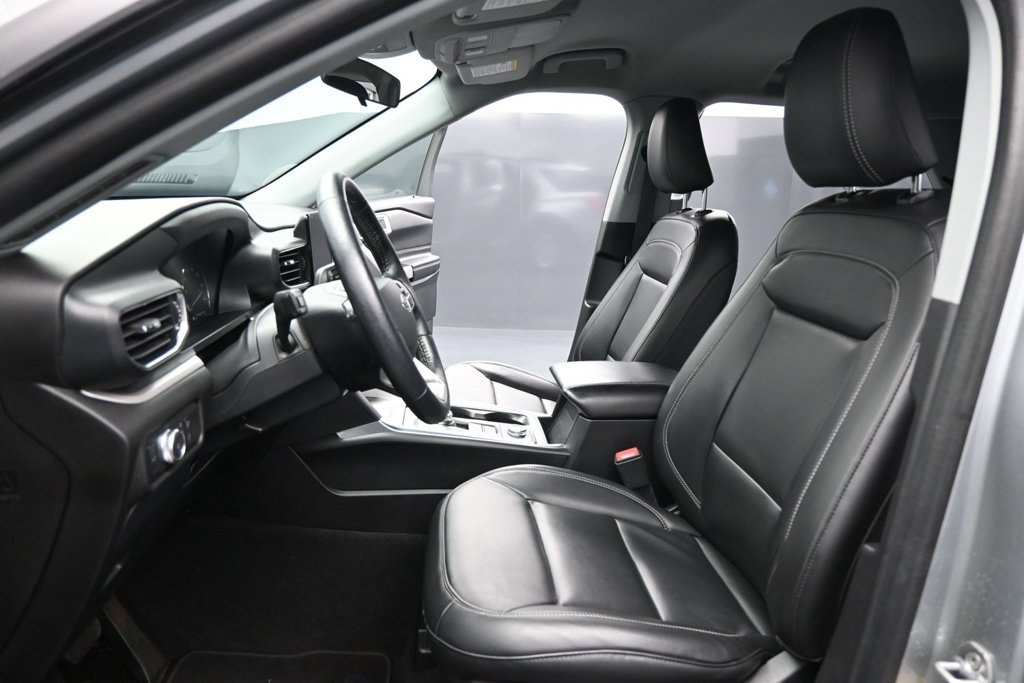 Certified 2022 Ford Explorer XLT w/ Equipment Group 202A AWD/4WD image 9