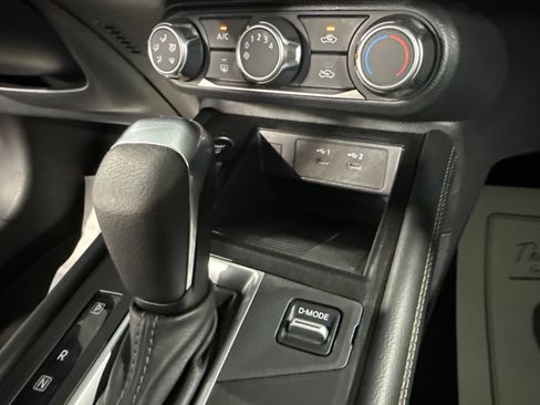 Used 2025 Nissan Kicks SV AWD/4WD image 28
