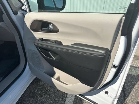 Used 2024 Chrysler Voyager LX FWD image 33