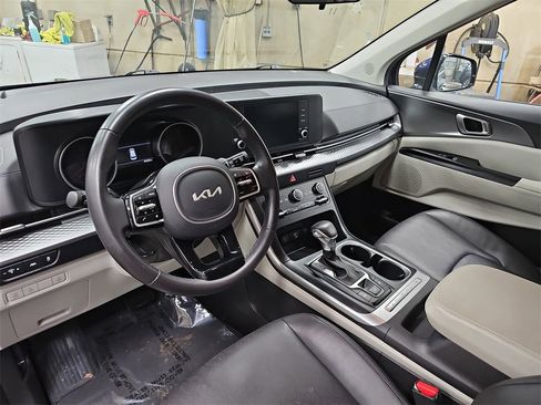 Used 2024 Kia Carnival LX image 16