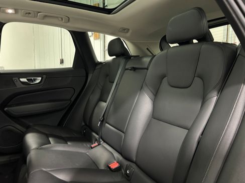 Used 2022 Volvo XC60 B5 Momentum AWD/4WD image 30