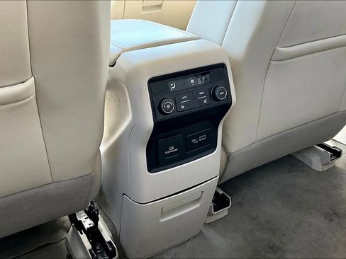 Used 2023 GMC Acadia Denali image 31