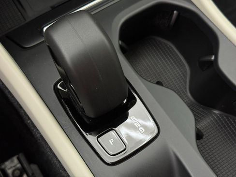 Used 2022 Volvo XC40 T5 Momentum w/ Premium Package image 31