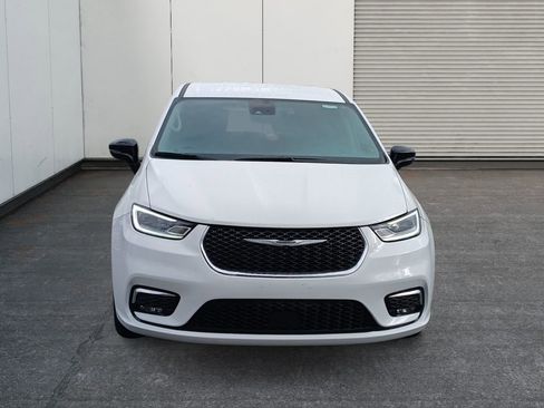 Used 2024 Chrysler Pacifica Touring-L image 8