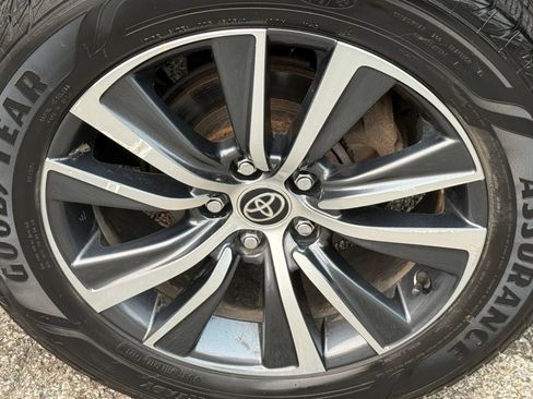 Used 2022 Toyota Venza LE AWD/4WD image 42
