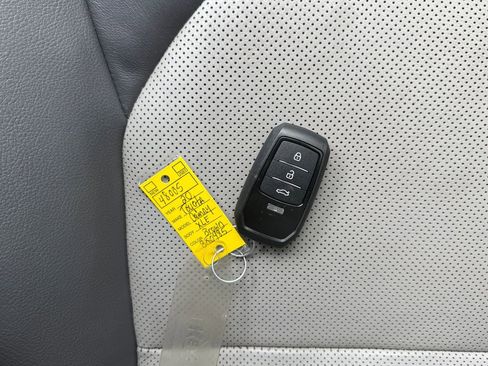 Used 2020 Toyota Camry XLE FWD image 30