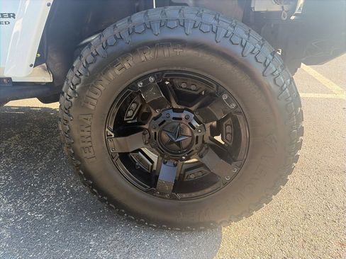 Used 2017 Jeep Wrangler Unlimited Sahara w/ Connectivity Group AWD/4WD image 7