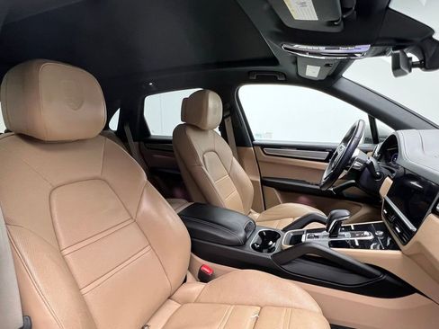 Used 2023 Porsche Cayenne Platinum Edition image 18