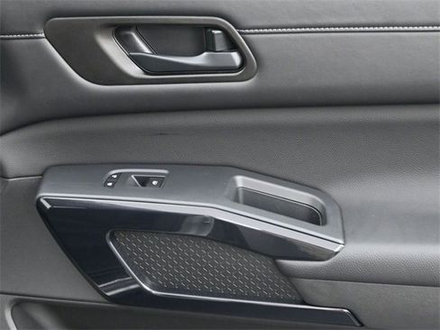 Used 2025 Nissan Pathfinder SV image 34