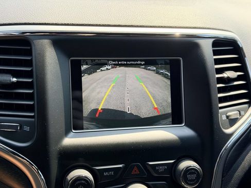 Used 2018 Jeep Grand Cherokee Laredo AWD/4WD image 4