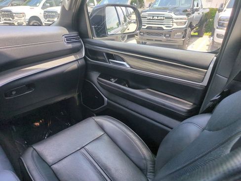 Used 2023 Jeep Wagoneer Series III w/ Premium Group I AWD/4WD image 19