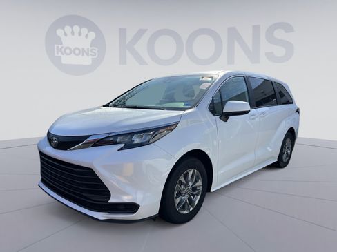 Used 2025 Toyota Sienna LE image 1