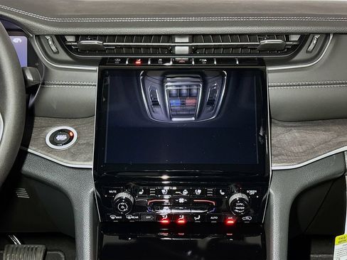 New 2025 Jeep Grand Cherokee Limited w/ Luxury Tech Group II AWD/4WD image 8