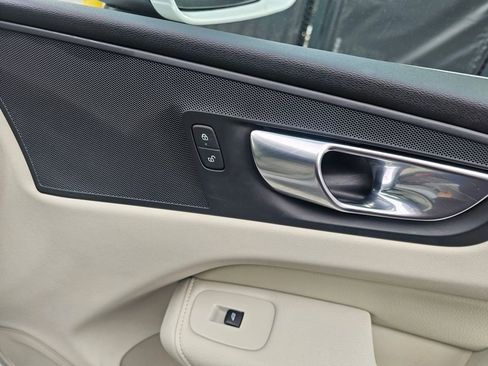 Used 2021 Volvo XC60 T5 Momentum image 12