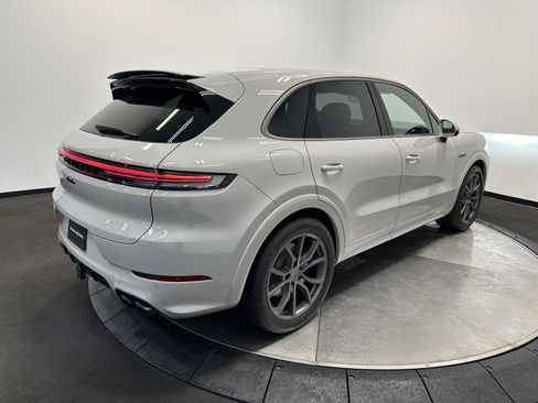 Certified 2025 Porsche Cayenne Turbo AWD/4WD image 8
