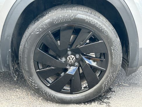 Used 2024 Volkswagen Atlas SE w/ Panoramic Sunroof Package AWD/4WD image 7