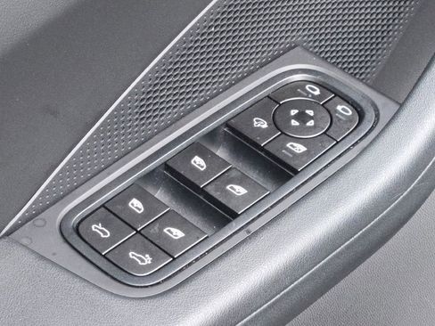 Certified 2025 Porsche Macan Electric image 18