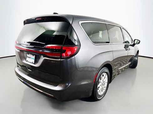 Used 2023 Chrysler Pacifica Touring-L image 7