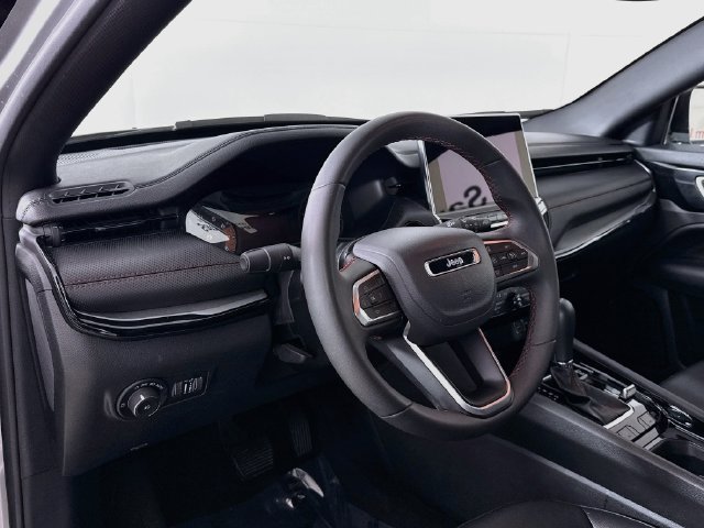 Used 2025 Jeep Compass Trailhawk AWD/4WD image 9