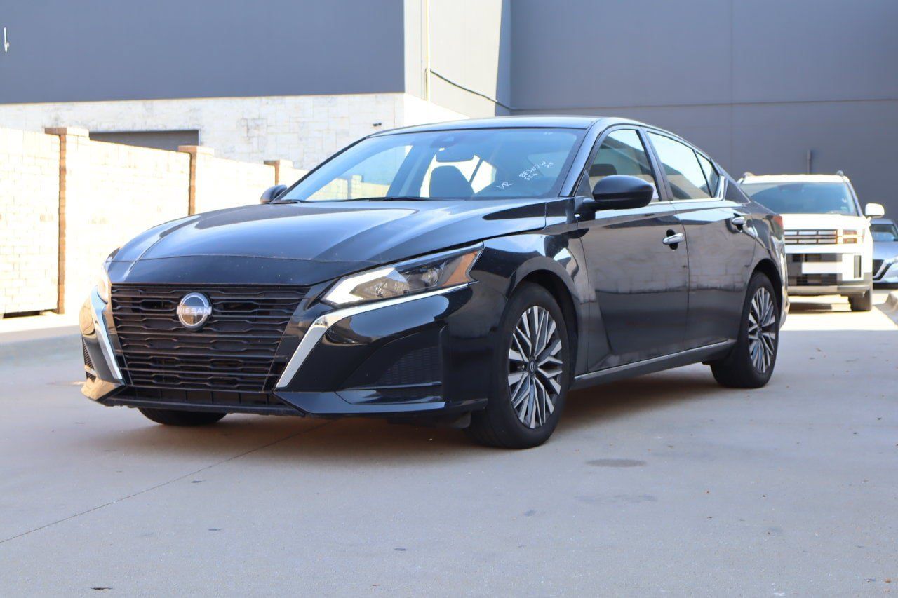 Used 2025 Nissan Altima 2.5 SV FWD image 2